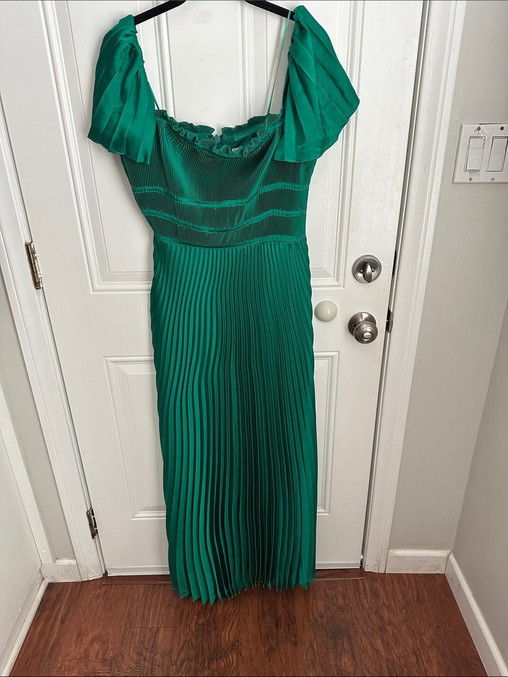 Taylor Green Satin Crinkle Pleated Maxi Dress Size 10 Elegant Flutter Sleeve